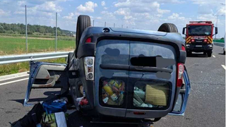 O mașină s-a răsturnat pe A1! Cinci răniți, printre care doi copii, sunt în stare gravă