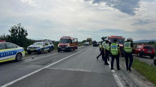 Accident cumplit &icirc;ntre un microbuz și o mașină pe DN1. Mai multe persoane, rănite
