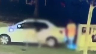 VIDEO Momente de panică în București! Un tânăr de 21 de ani, înarmat cu o macetă, a atacat un bărbat pe stradă