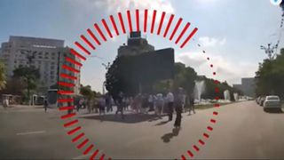 VIDEO Șofer care făcea slalom printre pietoni, căutat de poliție &icirc;n Capitală