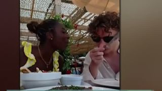 VIDEO Friptură de 100 de euro, „furată” de o pasăre direct din farfurie, în plină zi, la Cannes