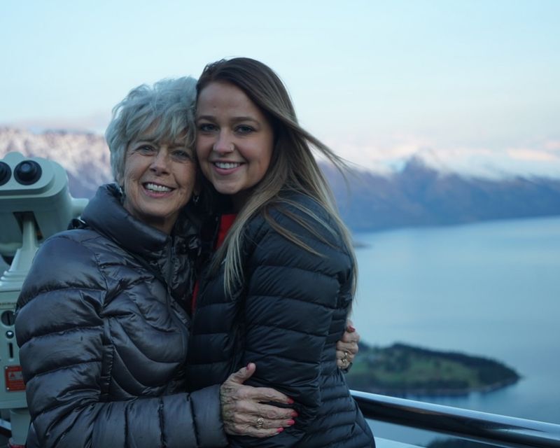 Jane Pitt, alături de nepoata ei, Sydney Pitt  