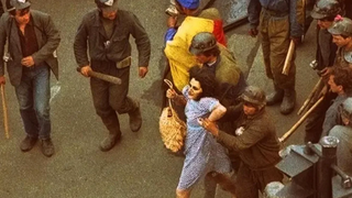 „Femeia în rochie albastră”, bătută de mineri în 1990, mesaj dur după moartea lui Ion Iliescu: "Ce-i asta? Asta-i democraţie?". Ioana Izabela Odor are acum 74 de ani și a fost cercetătoare la Institutul de Metrologie