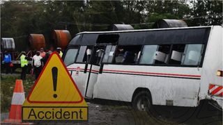 Autobuz cu muncitori, spulberat de un tren de marfă. Cel puțin 8 oameni au murit