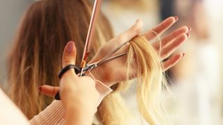 O româncă a fost reclamată de vecini, în Italia. Femeia s-a trezit cu polițiștii în spațiul unde coafa