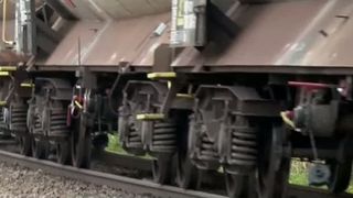 VIDEO Locuitorii din Chitila, terorizați de zgomotul trenurilor! Panourile antifonice montate... pe câmp