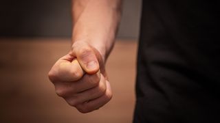 VIDEO Scandal violent în Bacău! Doi bărbați agresează mai mulți tineri din cauza unui refuz