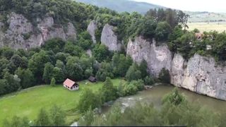 VIDEO &bdquo;Nu se compară cu nimic&rdquo;. Vacanță la cort pe un tăr&acirc;m de poveste, la poalele Munților Apuseni