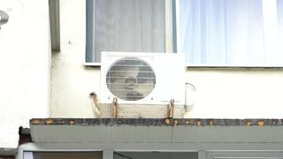 VIDEO „Nu-i dăm drumul că e scump”. Căldura de afară frige și la buzunare