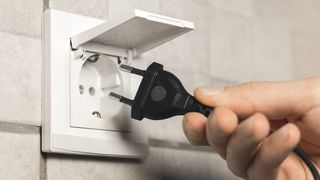 VIDEO Primele facturi fără preț plafonat. Unii consumatori au aflat că trebuie să plătească de două ori mai mult pentru energia electrică