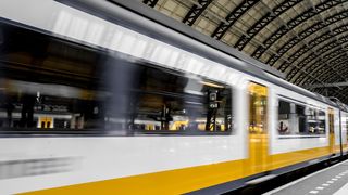 Un tânăr, la un pas de moarte după ce s-a agățat de un tren de mare viteză în Austria, după o pauză de fumat