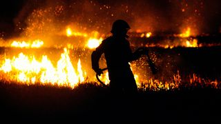 VIDEO Apocalipsa incendiilor din Spania: 4 morți, zeci de răniți și mii de hectare arse. Zeci de pompieri români luptă cu flăcările din Galicia