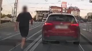 VIDEO Scandal în trafic la Galați. Tânăr agresat de un afacerist după un conflict rutier