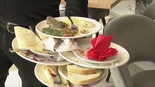 VIDEO Rom&acirc;nia, fruntașă la risipa alimentară. 6000 de tone de m&acirc;ncare sunt aruncate zilnic