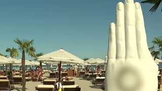 VIDEO Ce faci în weekend, cu Claudia Costandiș. Lux, ritm și nisip fin în stil Mykonos, în Mamaia Nord