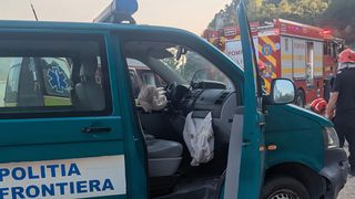 Doi oameni au murit după ce o mașină a lovit autospeciala Poliției de Frontieră