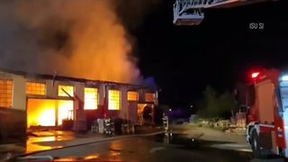 VIDEO Incendiu la o hală din Sălaj! Pompierii s-au luptat cu flăcările ore întregi