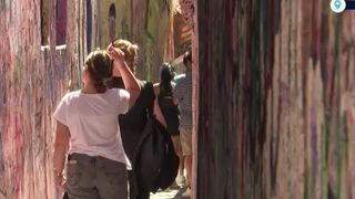 VIDEO Bătaie de joc pe Strada Sforii din Brașov. Guma de mestecat pune stăp&acirc;nire pe obiectivul turistic