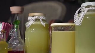 VIDEO Educația financiară de la vârste fragede. Lecția unei fetițe de 8 ani care vinde limonadă în cartier