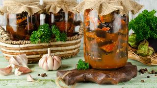 O rețetă magică: vinete prăjite la borcan. Se păstrează perfect și le poți folosi la iarnă &icirc;n musaca