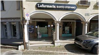 Un român de 46 de ani a luat ostatici într-o farmacie din Italia și a vrut să scape în halat alb de farmacist