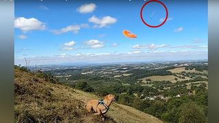 VIDEO A filmat din întâmplare un OZN care decolează de pe Pământ, când se afla cu cățelul pe un deal