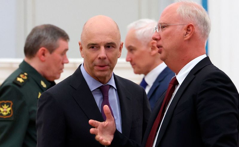 Kirill Dmitriev (dreapta) a participat la ședința de la Kremlin de pregătire a summit-ului din Alaska