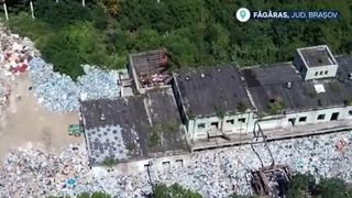 VIDEO Făgăraș, pe marginea prăpastiei. Munți de gunoaie inflamabile la fabrica de pulberi 