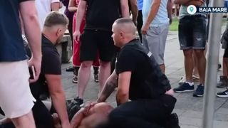 VIDEO Clipe de panică &icirc;n Baia Mare. Șofer francez, imobilizat după ce a intrat cu mașina pe pietonală