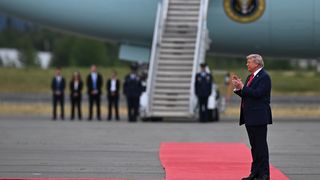 Trump &icirc;l aplaudă pe Putin