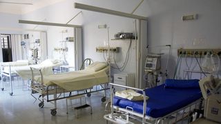 Un bărbat ars pe jumătate de corp, refuzat de toate spitalele din Rom&acirc;nia. Ireal de ce nu poate fi tratat și e lăsat &icirc;n agonie: &rdquo;Am vorbit și cu Arafat, știe cazul nostru&rdquo;