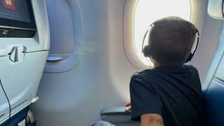 VIDEO Acte necesare pentru vacanțele cu copiii &icirc;n străinătate. Ce modificări s-au făcut &icirc;n procedura de ieșire din țară a adulților care &icirc;nsoțesc minori