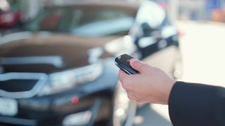 Ai plecat cu mașina ta smart în vacanță? Așa poți să rămâni fără autoturism în câteva minute! Cum te poți păzi de hoți