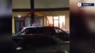 VIDEO Trei tineri din Vaslui, surprinși &icirc;n timp ce se plimbau periculos pe capota și plafonul unei mașini