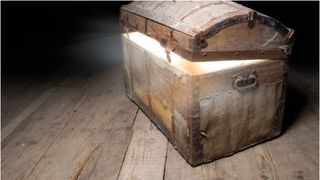 "Acum suntem bogați!" Doi soți și-au renovat bucătăria de vară și au găsit o comoară din secolul al XVII-lea. Cât valorează monezile din aur