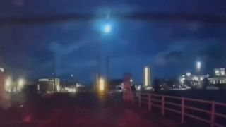 VIDEO O minge de foc strălucește pe cerul Japoniei: un fenomen spectaculos și înfricoșător