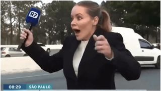 VIDEO Momentul în care o jurnalistă din Brazilia este jefuită în timpul unei transmisiuni TV live