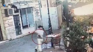 VIDEO Imaginile atacului armat din Centrul Vechi al Capitalei. Cine este, de fapt, agresorul și ce voia să facă