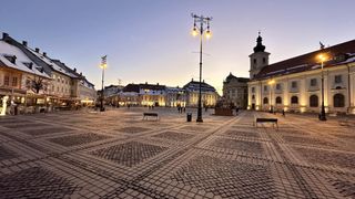 VIDEO Sibiu, orașul care fascinează și &icirc;n vremuri grele: turiști mai puțini, dar la fel de &icirc;ndrăgostiți de frumusețea lui