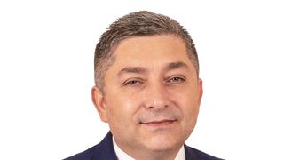 „Îmi cer mie demisia, dar nu mi-o acord” Politicianul român care vrea să protesteze împotriva lui: „Mă huidui în piață, dar mă și aplaud”