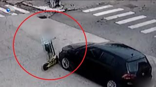 VIDEO Momentul în care un băiat de 10 ani este spulberat de o mașină în timp ce era pe o trotinetă electrică