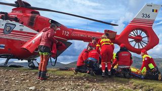 Patru oameni au murit după ce mașina în care erau a căzut în prăpastie. Un bărbat de 23 de ani, rănit în urma accidentului grav din Albeştii de Muscel