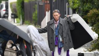 loni willison, actrita, om fara adapost