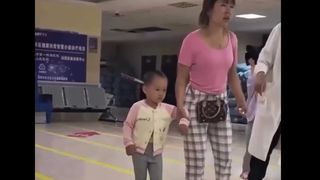 O fetiță de 3 ani din China a ajuns la spital cu un cuțit &icirc;nfipt &icirc;n cap