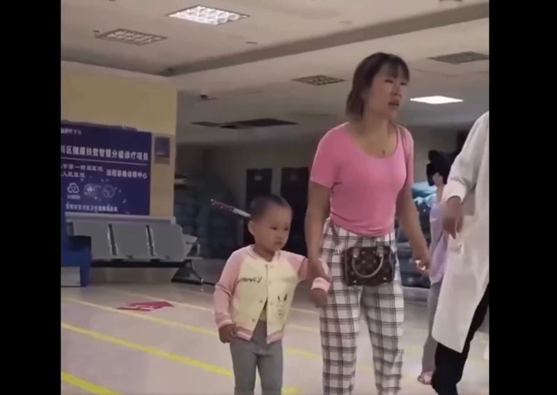 O fetiță de 3 ani din China a ajuns la spital cu un cuțit înfipt în cap