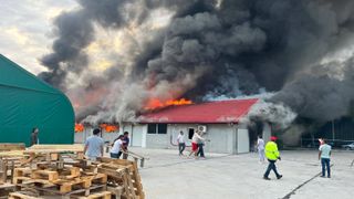 Incendiu puternic lângă București: Arde o hală destinată depozitării maselor plastice, în Buftea