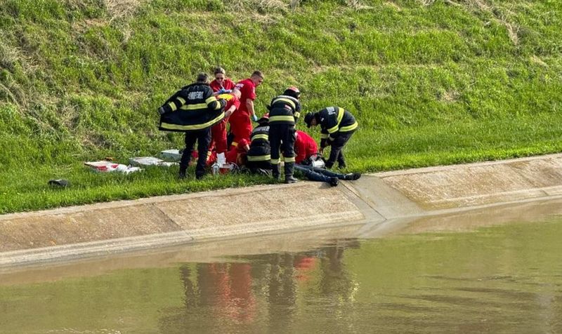  Andrei Burlacu, tânărul de 24 de ani, a sărit în Bahlui să salveze o fată