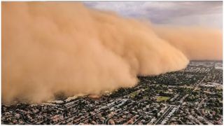 VIDEO "Așa arată apocalipsa!" O furtună gigantică de nisip a lovit orașul Phoenix din Arizona. Blocaj total pentru mai multe ore