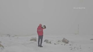 VIDEO &bdquo;Este foarte rece&rdquo;. &bdquo;Hora&rdquo; anotimpurilor: zăpadă, ger... caniculă