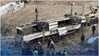 Un autobuz cu pasageri s-a răsturnat din cauza vitezei. 26 de oameni și-au pierdut viața